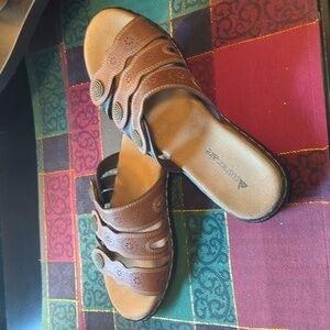 Cushionaire Barret comfort flat sandals Women's 7.5 M brown slip on NEW NWOB